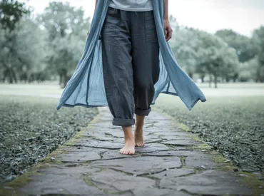 البقع السوداء على باطن القدمين: الأسباب والتشخيص ومتى يجب القلق