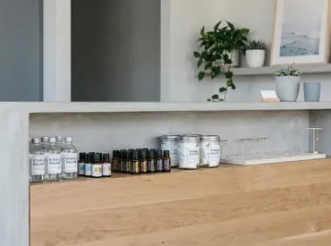 Huile d'arbre à thé pour piercing : guide de soins post-opératoires fondé sur des preuves pour une cicatrisation sûre
