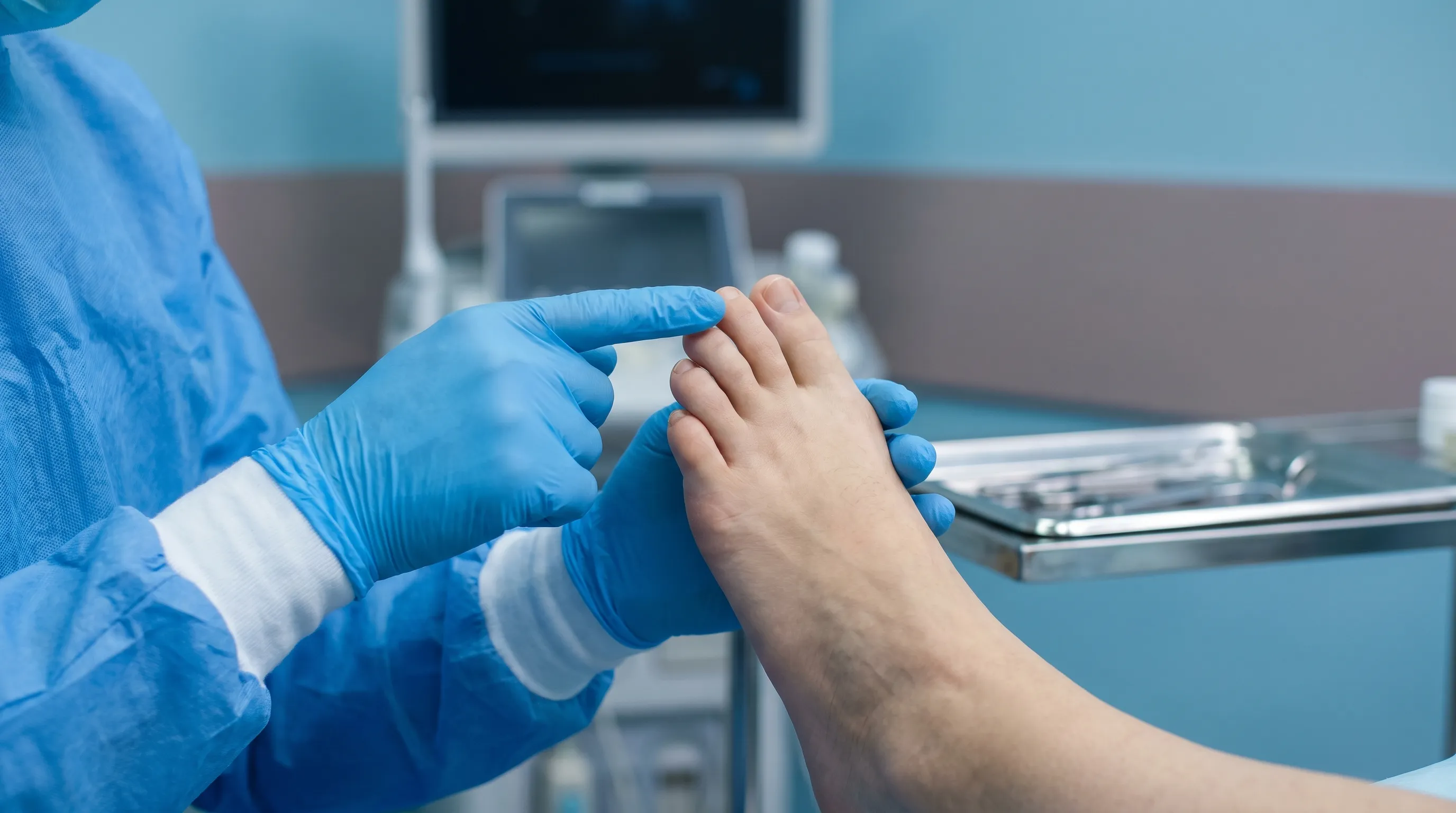 Examen clínico de la anatomía del pie que muestra la evaluación de la alineación de la estructura ósea en un entorno médico profesional