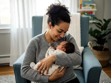 لماذا يخرج الأطفال ألسنتهم؟ دليل الوالدين الكامل