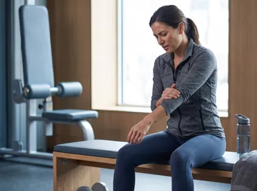 Élongation musculaire de l’avant-bras : guide complet de récupération, symptômes et prévention