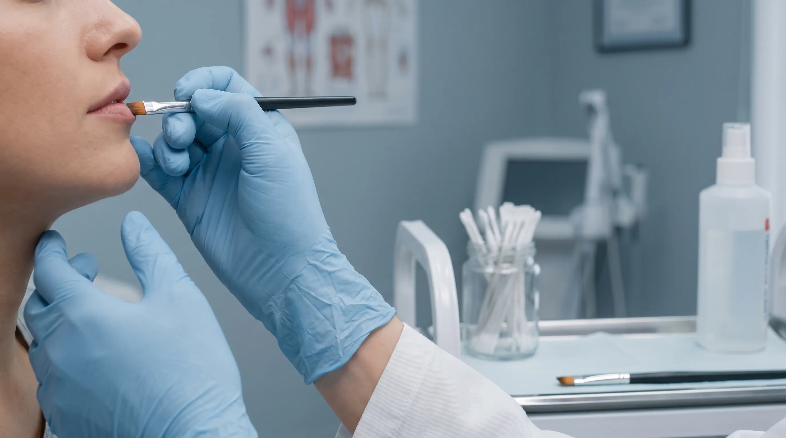 Um dermatologista demonstrando práticas adequadas de higiene ao preparar a pele perioral para aplicação segura de maquiagem, iluminação clínica suave com tons de fundo azul e cinza discretos